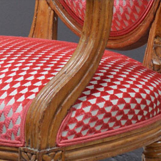 Tapisserie chaise avec tissur motif rouge et blanc triangle
