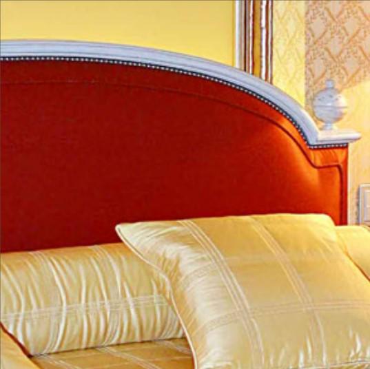 Tête de lit ancienne rouge avec oreillers satins